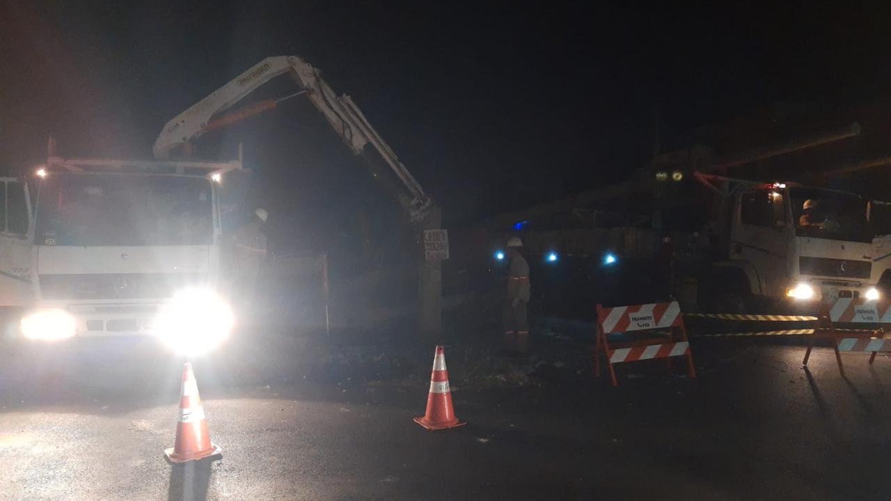 Foto 5 de 5 — Forte ventania derruba 2 postes e deixa parte do Selmi Dei sem energia elétrica